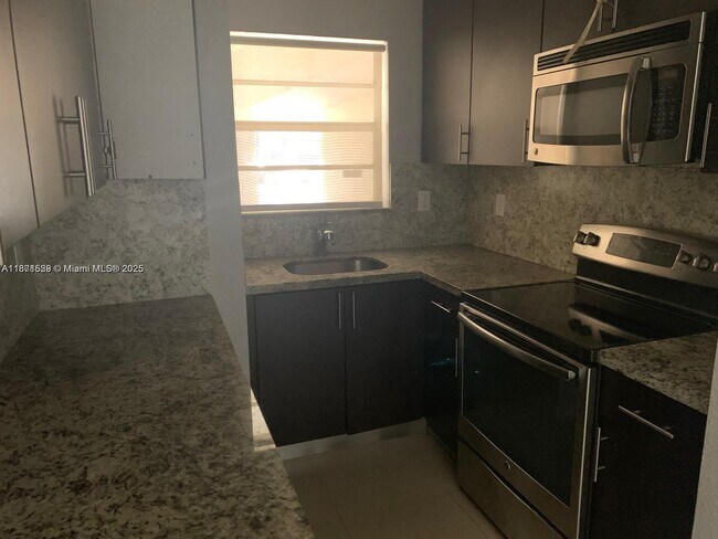 Building Photo - 8810 Fontainebleau Blvd