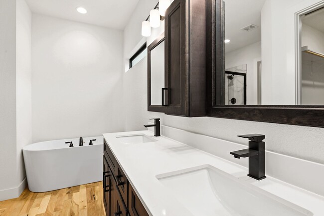 Building Photo - Two Bedroom Twin Villa with Attached 1-Car...