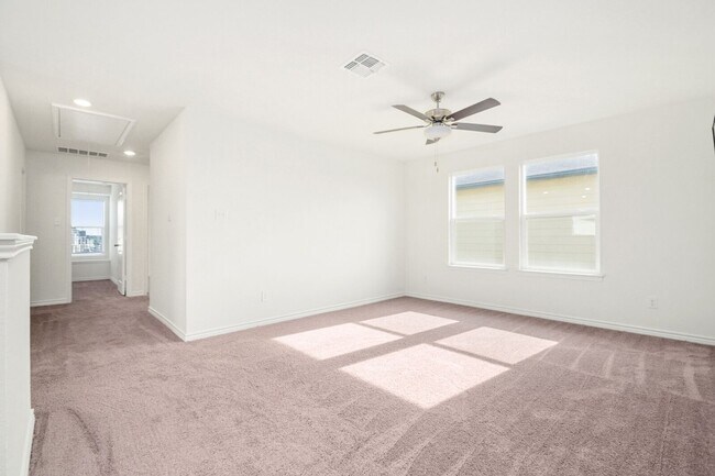 Building Photo - 4 bedroom with office and loft just South San Antonio