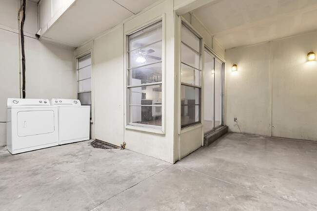 Building Photo - $1,995.00, 3 bed, 1.5 bath, located in Aur...