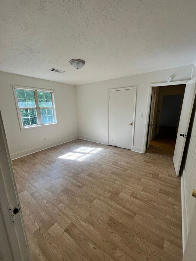 Building Photo - HUD Friendly 3 Bed 1 Bath Completely Remod...