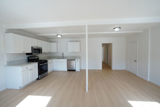 Building Photo - 1443 N Riverside Ave