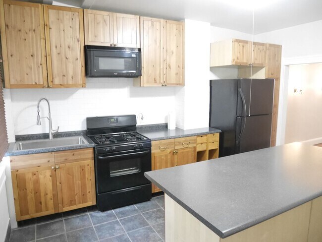 Building Photo - PRIME LOCATION! Charming 3-Bedroom Home Ne...