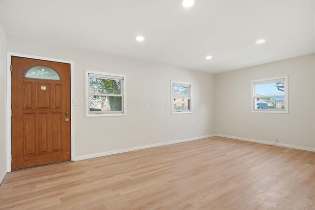 Building Photo - 1074 S James Rd