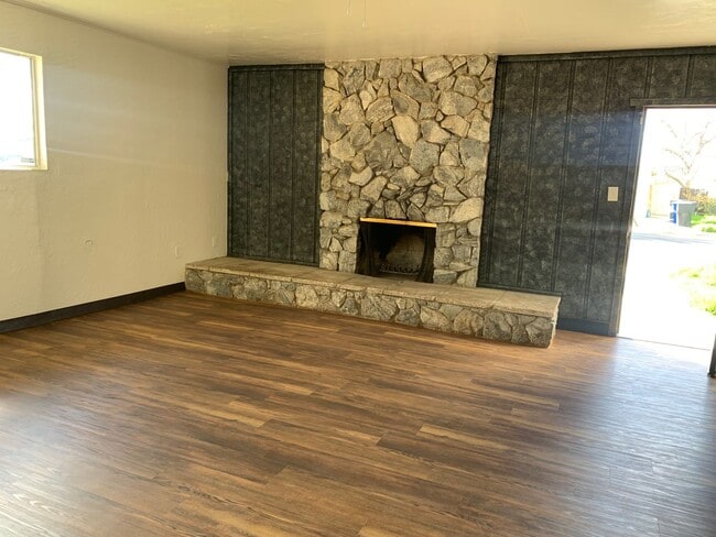 Building Photo - 3 bed 2 bath