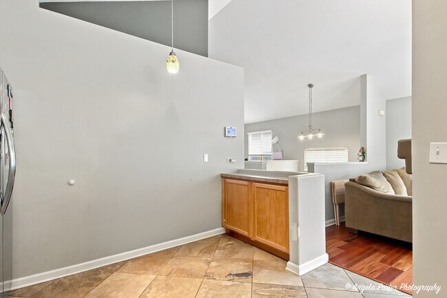 Building Photo - 649 S Parkside Dr