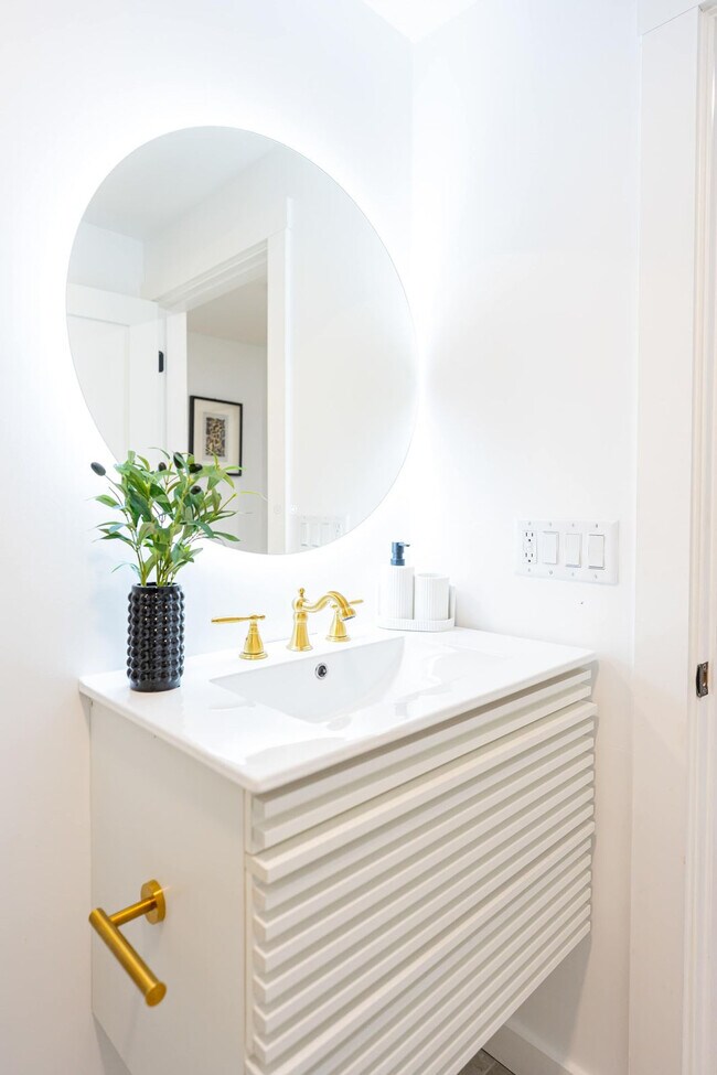 Building Photo - 42 White St Pl