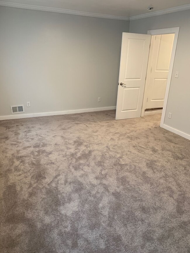 Building Photo - Gorgeous 3 Bedroom 1.5 bath with yard