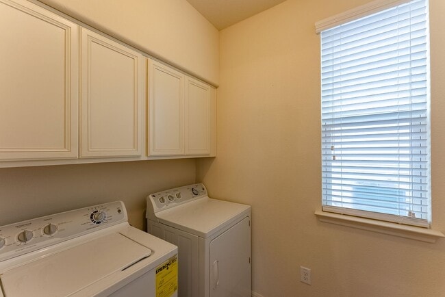 Building Photo - Stunning 3 bed - 2.5 bath Home in Pflugerville. Don't miss this beautiful home opportunity!