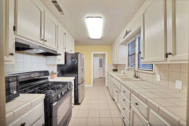 Building Photo - 1301 S Lee Ave