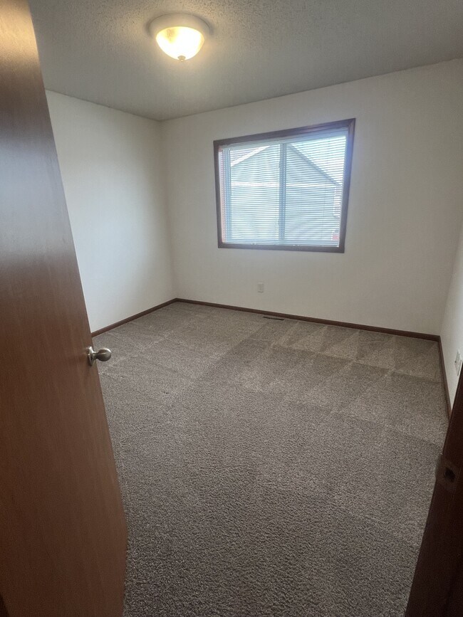 Building Photo - 4257 Estate Dr S