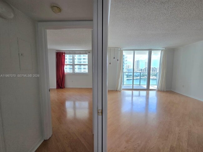Building Photo - 1155 Brickell Bay Dr