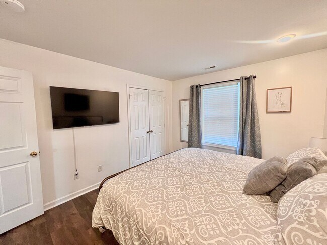 Building Photo - 707 Bagwell Ct