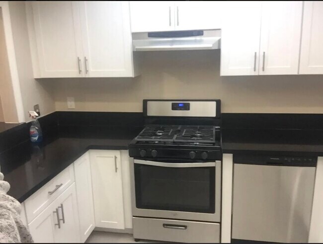 Building Photo - 2915 Montrose Ave