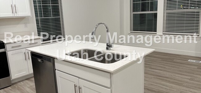 Building Photo - Pet Friendly Townhome