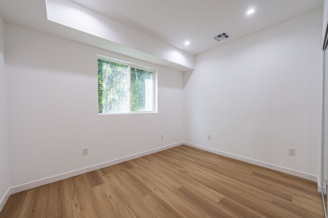 Building Photo - 5253 Agnes Ave