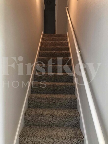 Building Photo - 10631 S Shaenridge