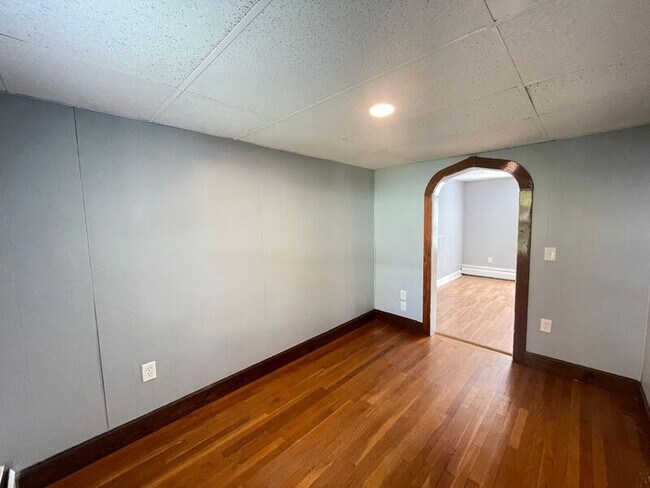 Building Photo - 37 Branch St