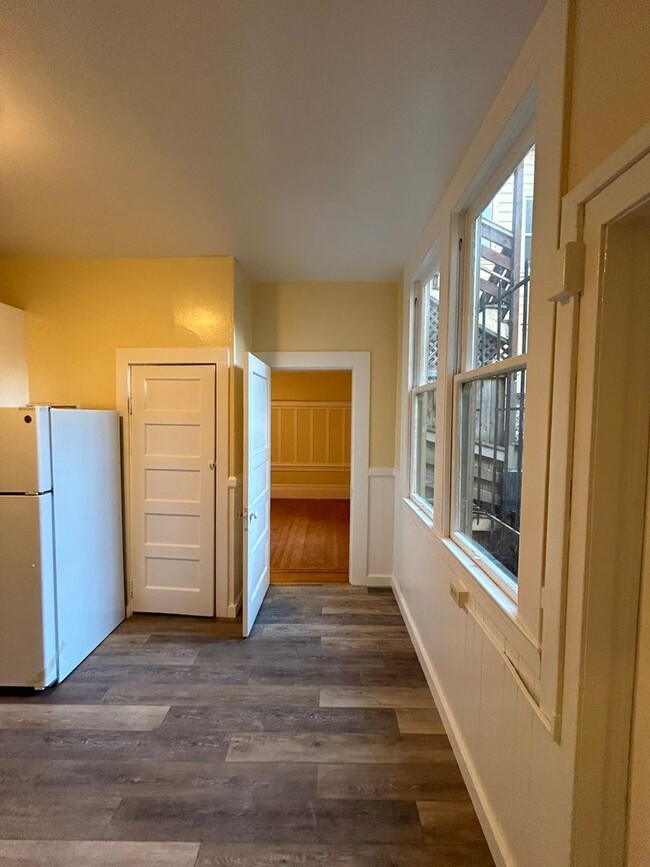 Building Photo - Two Bedroom Available Now in Noe Valley!!