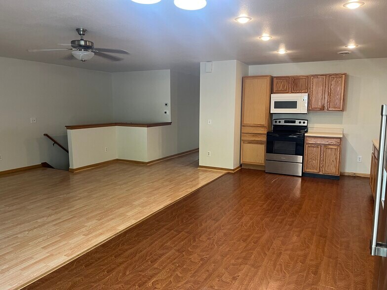 Building Photo - 442 N Parker Dr