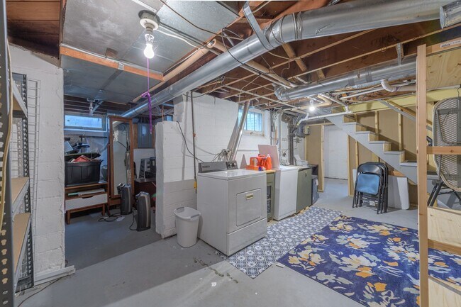 Building Photo - awesome 2 bed 1 bath Pet Friendly in Minneapolis Available for Lease