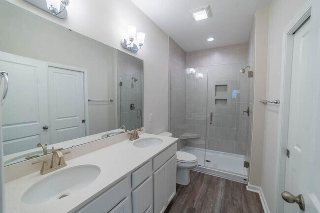 Building Photo - Beautiful 3-Bedroom Townhome in Sought-After Waterways Community