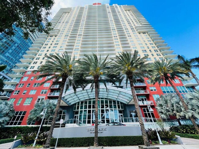Building Photo - 1155 Brickell Bay Dr