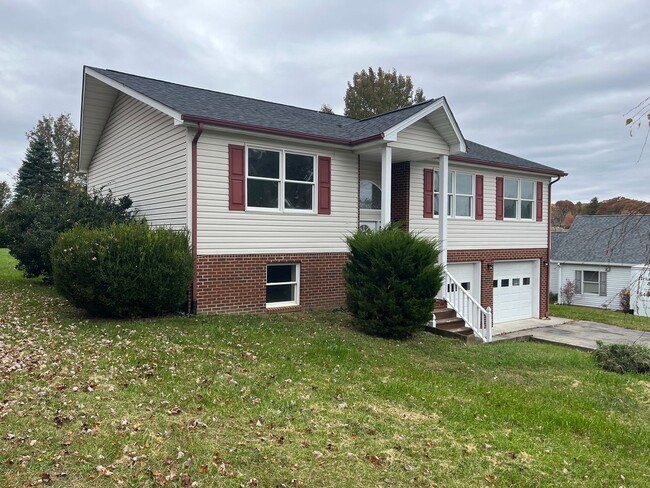 Building Photo - Spacious House In Christiansburg