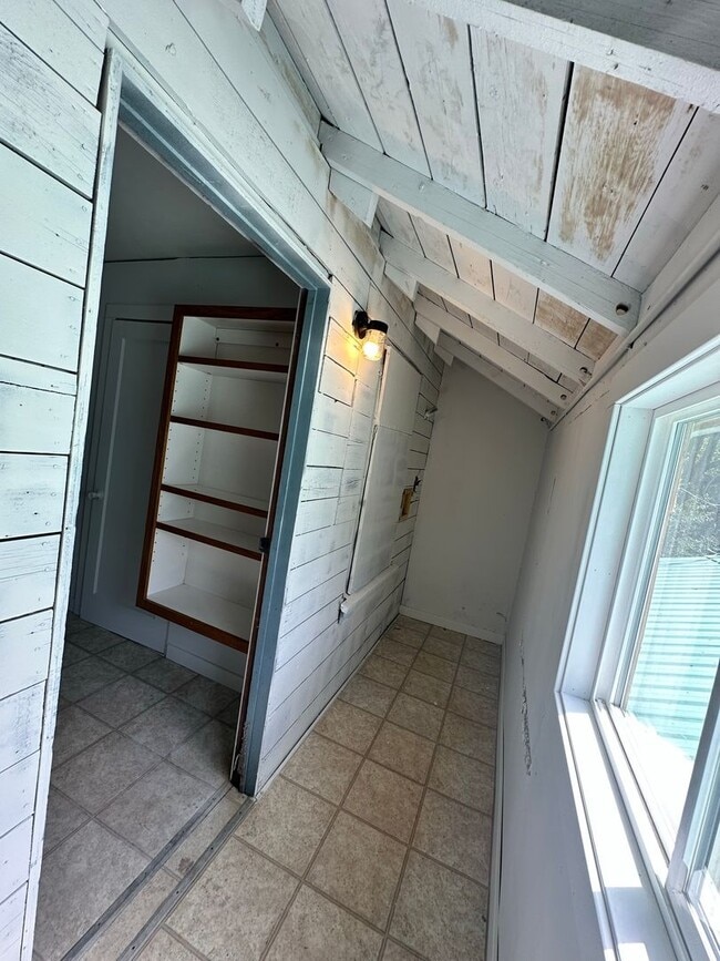 Building Photo - Large 4 Bedroom Apartment in Canyonville