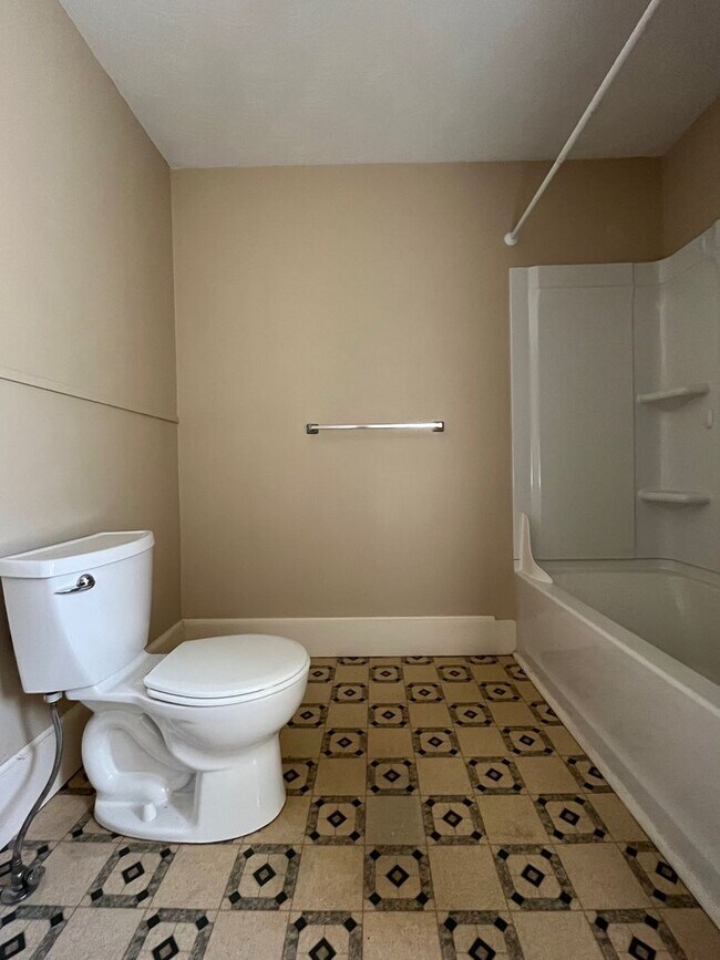 Building Photo - *FIRST MONTH'S RENT FREE*
