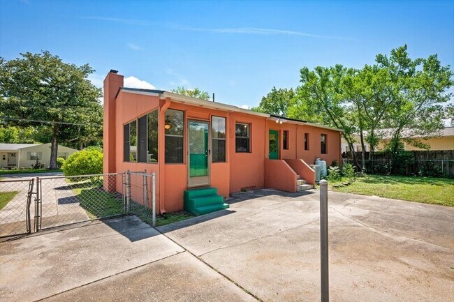 Building Photo - 4622 Redwood Ave