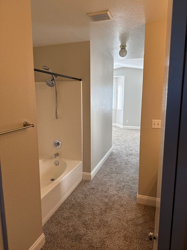 Building Photo - Great location