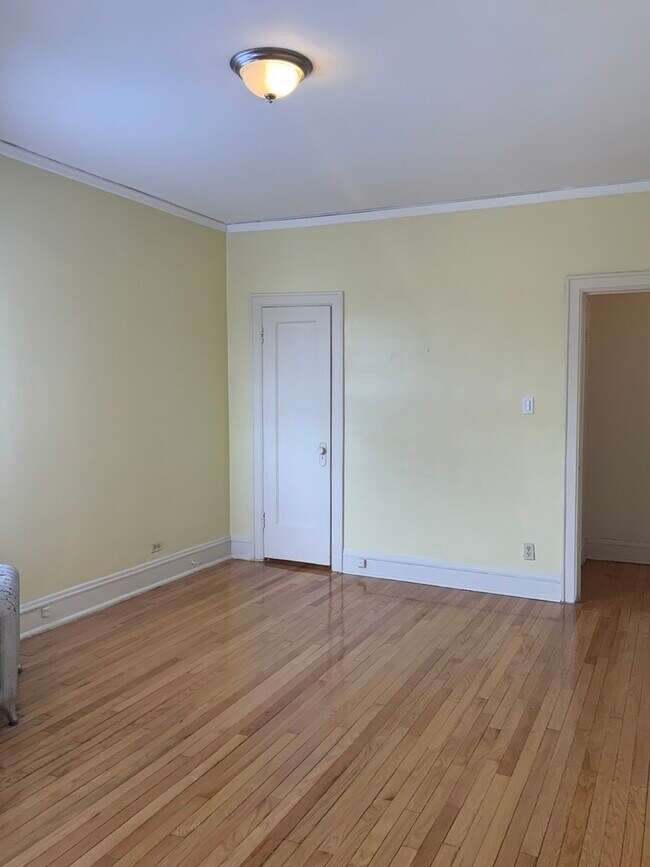 Building Photo - 1519 E 71st Pl
