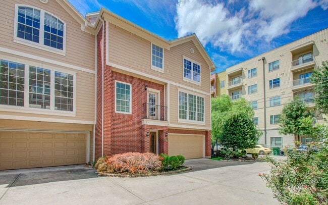 Building Photo - Stunning Three-Bedroom Townhouse Located i...