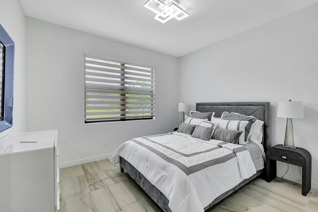 Building Photo - 5795 SE Sky Blue Cir