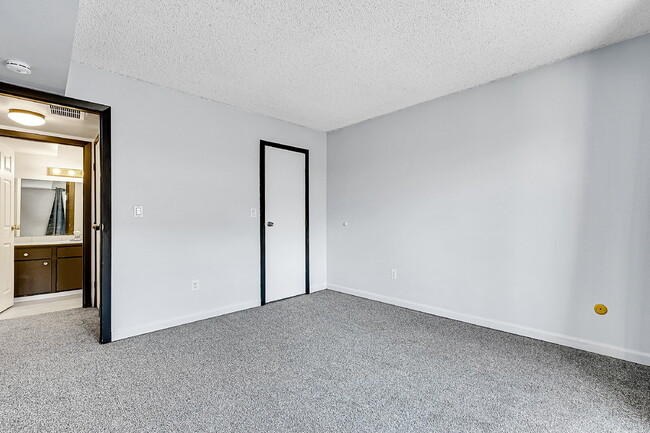 Building Photo - $1,300 - 1 Bed, 1 Bath Condo in Denver wit...