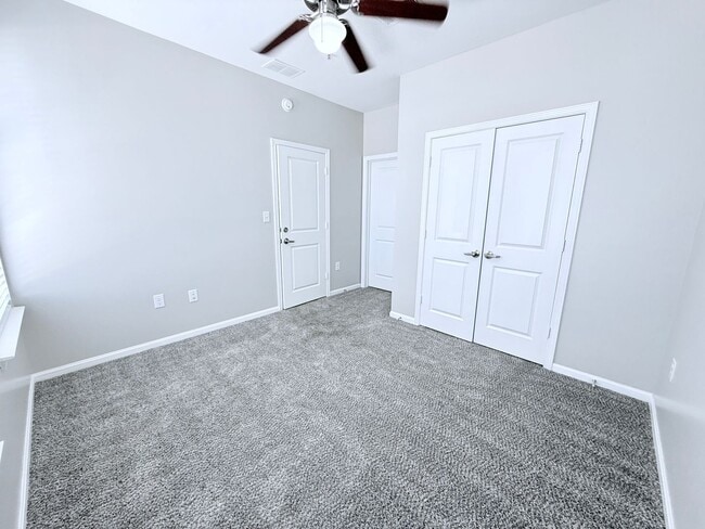 Building Photo - 4BD/4BA FURNISHED ROWANDALE UNIT