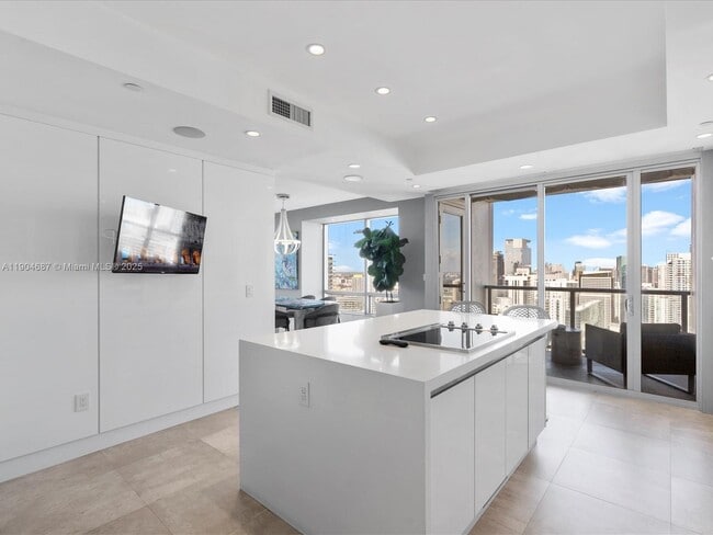 Building Photo - 1425 Brickell Ave