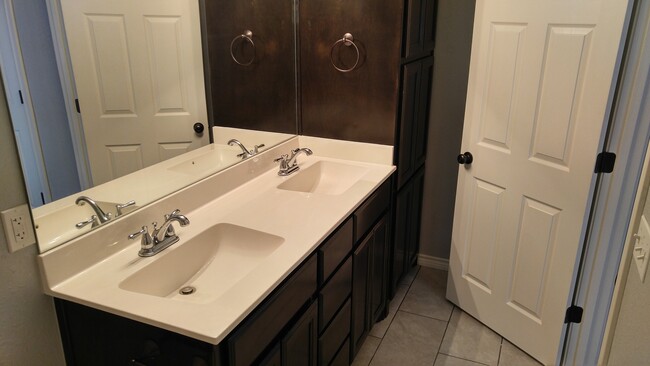 Master bath. - 101 N 1st St