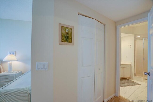 Building Photo - 5750 NE Island Cove Way