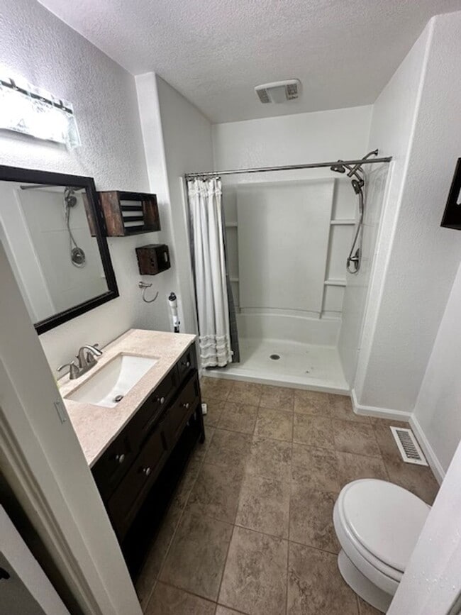 Building Photo - Single level home w/ 3Bd and 2 Ba! Availab...