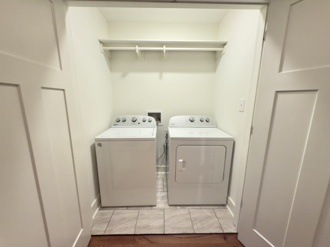 Building Photo - Beautiful 3 bed 3 bath WALKABLE to restaur...
