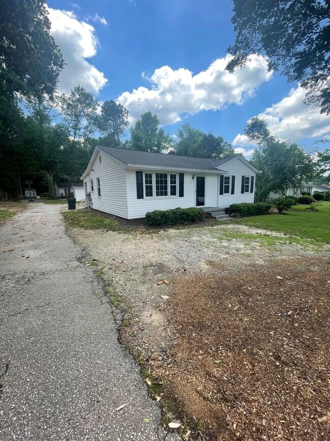 Building Photo - 3 Bedroom 1 Bath Ranch  Close to 385 Green...