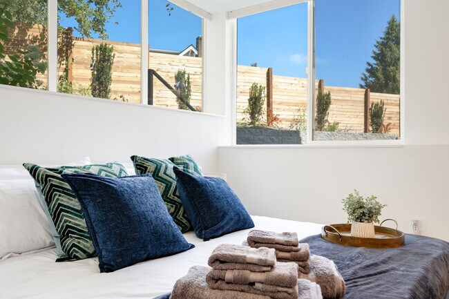 Building Photo - 5300 NE 67th St