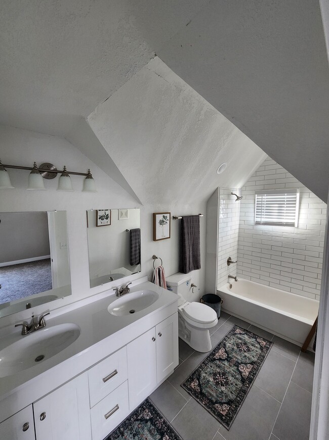 Building Photo - 307 E Washington St