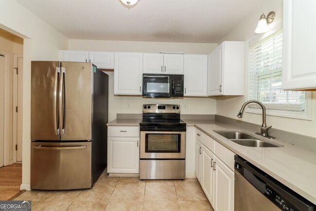 Building Photo - 757 Newport Dr