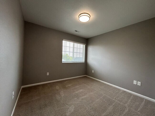 Building Photo - Modern Three Bedroom Townhome Available For Rent in Creekside