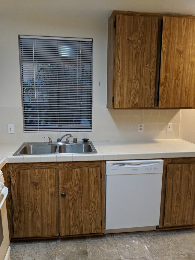 Building Photo - Great Condo in WeHo for Rent