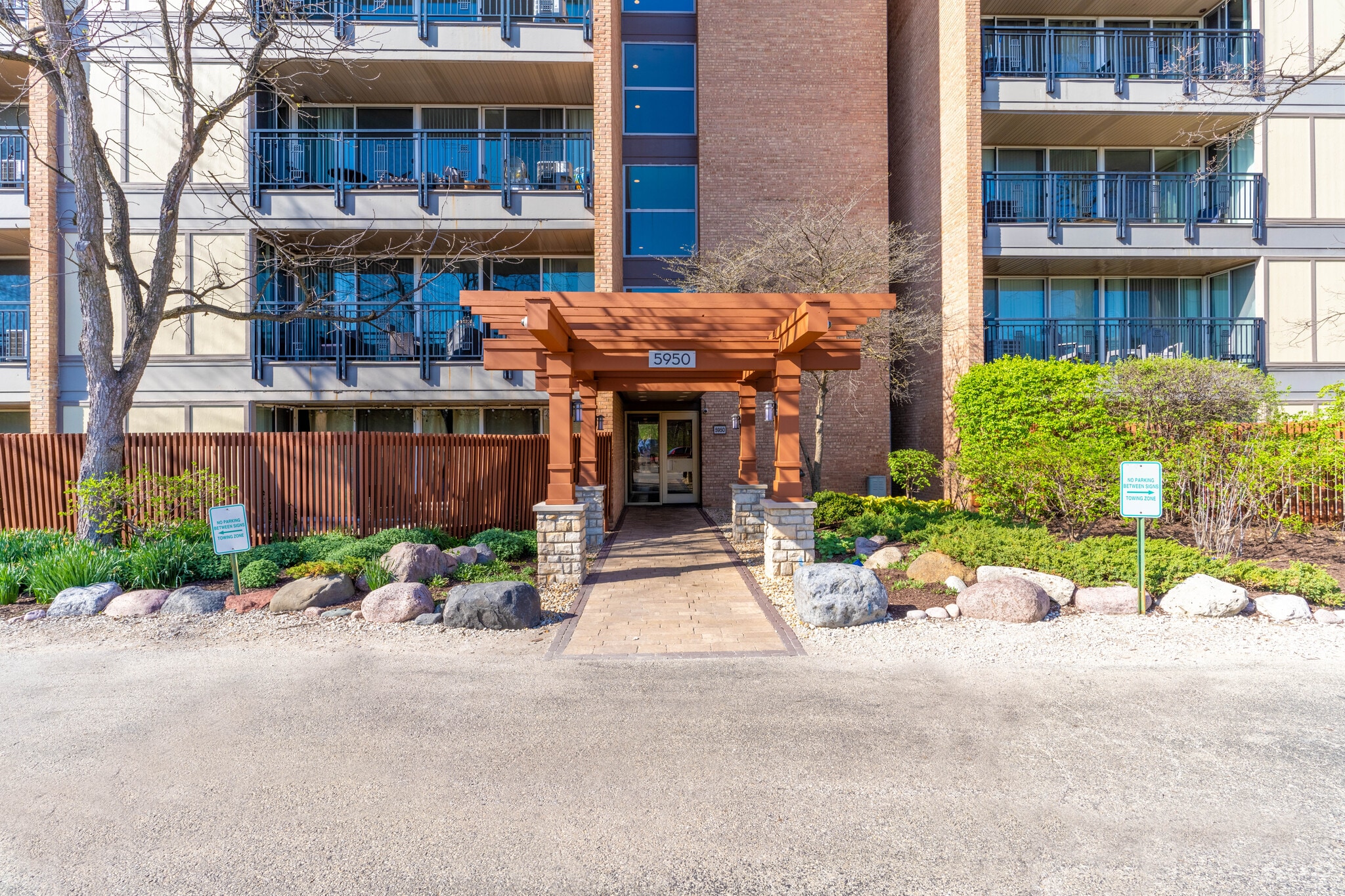 Building Photo - 5950 Oakwood Dr