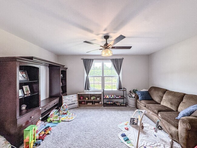 Building Photo - Stunning 4 Bed Home with Fenced Backyard